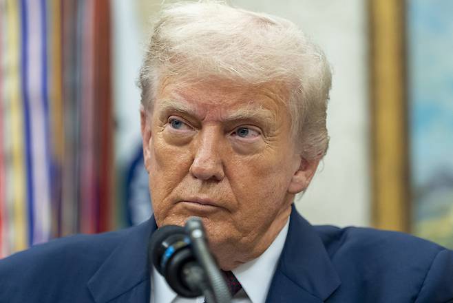 President Donald Trump pauses while speaking during an announcement about Apple with Apple CEO Tim Cook in the Oval Office on Aug. 6, in Washington. [AP/YONHAP]