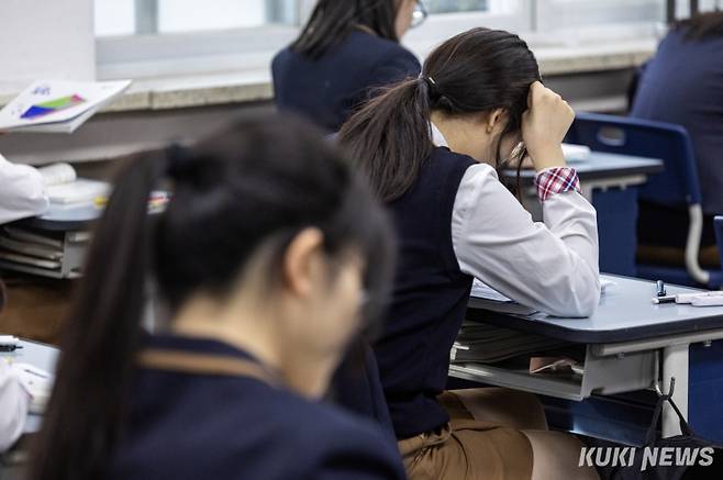 지난 3월 오전 서울 금천구 금천고등학교에서 학생들이 시험 준비를 하고 있다. 쿠키뉴스 자료사진