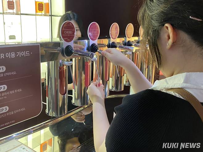 7일 매장을 방문한 고객이 믹솔로지 바에서 립 제품 만들기를 체험하고 있다. 심하연 기자