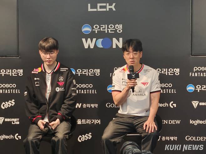 '페이커' 이상혁과 김정균 감독이 7일 오후 7시 서울 종로구 롤파크 LCK 아레나에서 열린 ‘2025 LCK’ 정규시즌 레전드 그룹 4라운드 젠지전이 끝난 후 인터뷰를 하고 있다. 송한석 기자