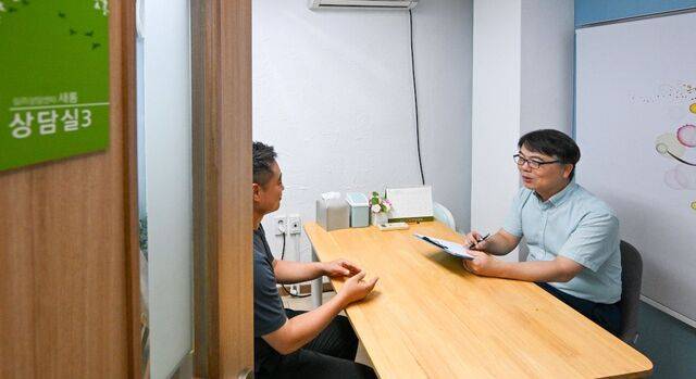 오주헌(오른쪽) 길가에교회 목사가 6일 서울 중랑구 새롬심리상담센터 상담실에서 내담자의 사연을 듣고 있다. 신석현 포토그래퍼