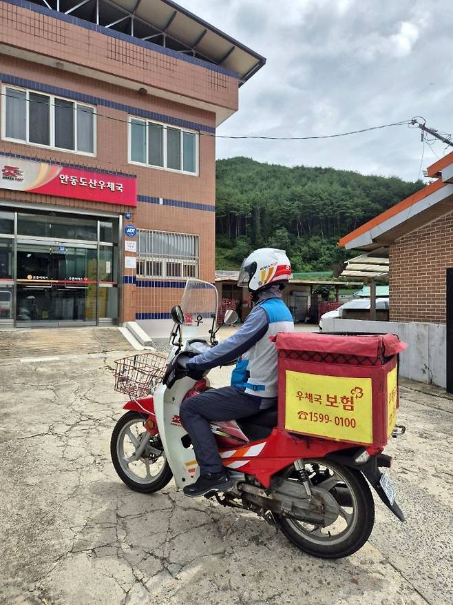 김재현 집배원은 “작은 관심이 생명을 살릴 수 있어 감사하며 앞으로도 안부 살핌에 최선을 다하겠다”고 말했다.   안동시 제공