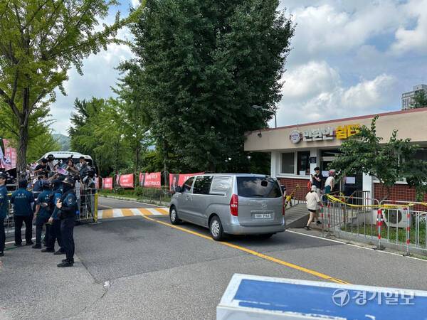 7일 의왕시 서울구치소 정문 앞. 윤석열 전 대통령 영장 집행을 위해 입장했던 특검이 빈손으로 돌아가고 있다. 오종민기자