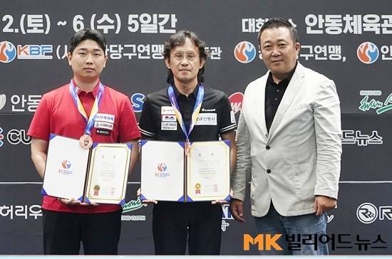 공동3위에 오른 (왼쪽부터) 김민석 정역근이 안동시당구연맹 김준모 부회장과 기념촬영하고 있다.