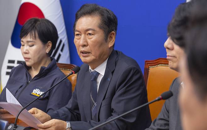 더불어민주당 정청래 대표가 6일 국회에서 열린 최고위원회의에서 차명 주식 거래 의혹으로 탈당한 이춘석 전 국회 법사위원장에 대한 제명 결정을 발표하고 있다. 연합뉴스