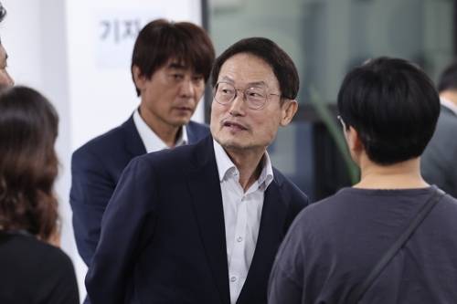 서울시교육감 보궐선거일인 지난해 10월 16일 오후 조희연 전 서울시교육감이 서울 마포구에 마련된 정근식 후보의 사무실을 방문하고 있다. [사진 출처 = 연합뉴스]