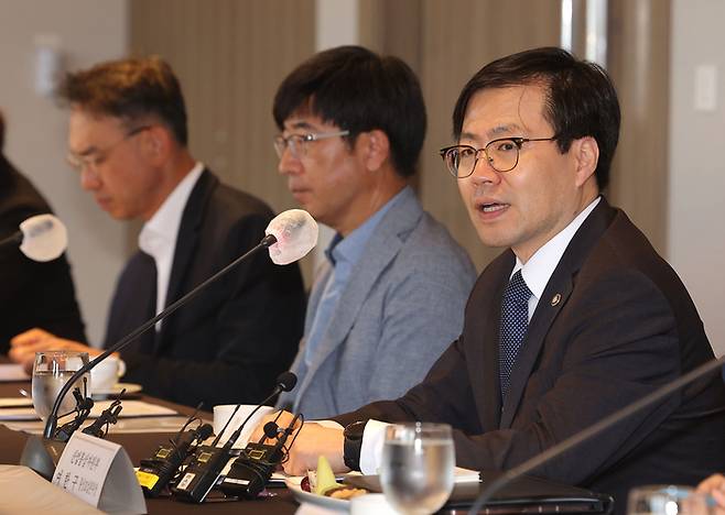 여한구 산업통상자원부 통상교섭본부장이 7일 서울 중구 소공동 롯데호텔에서 열린 제2차 통상정책자문위원회에 참석해 인사말을 하고 있다. 연합뉴스