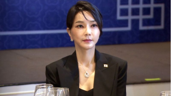지난 2022년 6월 김건희 여사가 나토 정상회의 참석 때 ‘반클리프앤아펠 목걸이’를 착용하고 있는 모습. (사진=연합뉴스)