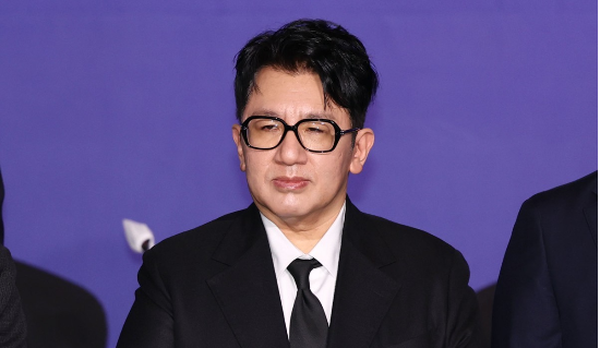 방시혁 하이브 의장이 7월 20일 서울 영등포구 FKI타워 컨퍼런스센터에서 열린 한국경제인협회 제64회 정기총회에서 신규 회원사 기념촬영을 위해 무대에 올라 대기하고 있다. (사진=연합뉴스)