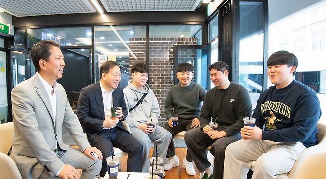 김장호구미시장(왼쪽)이 청년지원 사업과 관련해 국립금오공과대학교 학생들과 소통의 시간을 갖고 있다./사진제공=구미시