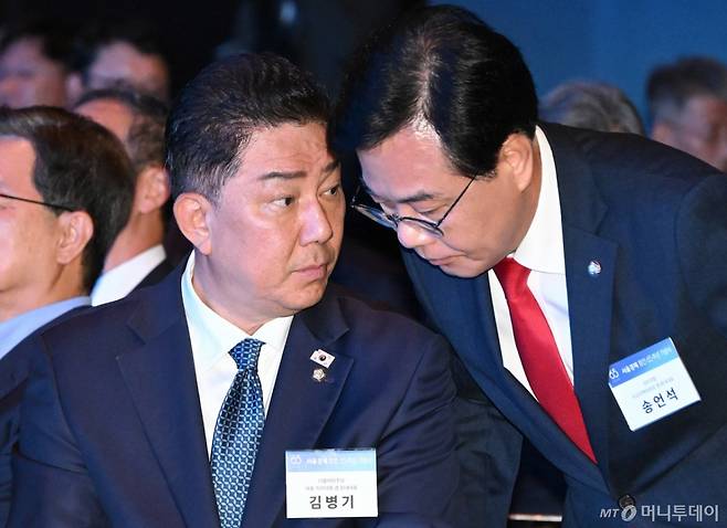 (서울=뉴스1) 국회사진기자단 = 김병기 더불어민주당 대표 직무대행 겸 원내대표와 송언석 국민의힘 비상대책위원장 겸 원내대표가 31일 서울 중구 신라호텔에서 열린 서울경제 창간 65주년 기념식 '다시, 미러클 코리아'에 참석하고 있다. 2025.7.31/뉴스1  Copyright (C) 뉴스1. All rights reserved. 무단 전재 및 재배포,  AI학습 이용 금지. /사진=(서울=뉴스1) 국회사진기자단