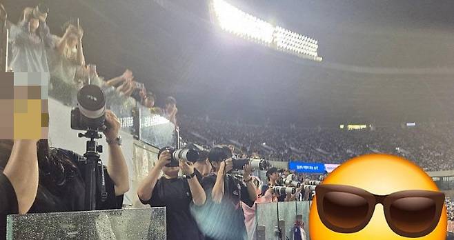 Mnet '보이즈2플래닛'에 출연 중인 연습생들 공연 모습을 촬영하러 야구장 온 팬들. /사진=온라인 커뮤니티