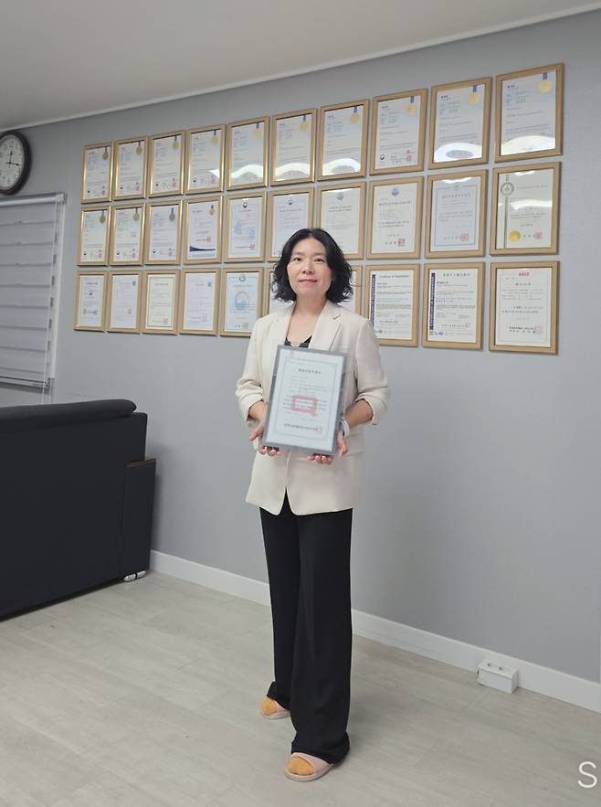 박지은 (주)연 대표가 본사 사무실에서 품질인증 지정서를  들고 기념 사진을 찍고 있다. /사진제공=(주)연