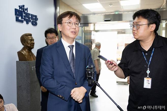 (서울=뉴스1) 유승관 기자 = 한동수 더불어민주당 윤리심판원장이 7일 서울 여의도 당사에서 열린 윤리심판원 회의에 참석하며 취재진 질문에 답하고 있다.  민주당 윤리심판원은 이날 보좌진 명의의 차명 주식거래를 했다는 의혹이 불거지며 탈당한 이춘석 의원에 대한 징계 절차에 착수했다. 2025.8.7/뉴스1  Copyright (C) 뉴스1. All rights reserved. 무단 전재 및 재배포,  AI학습 이용 금지. /사진=(서울=뉴스1) 유승관 기자