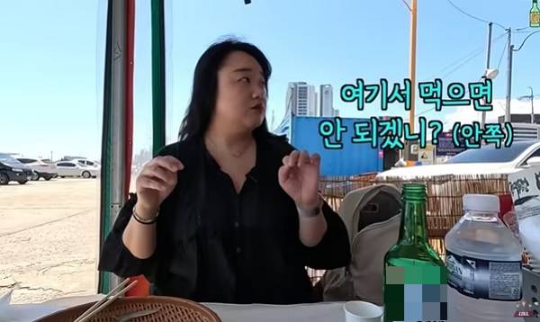 강원 속초 한 오징어 난전 식당이 불친절 논란에 휩싸였다. 사진은 강원 속초 한 오징어 난전 식당을 찾은 유튜버 모습. /사진=유튜브 채널 '김술포차' 캡처