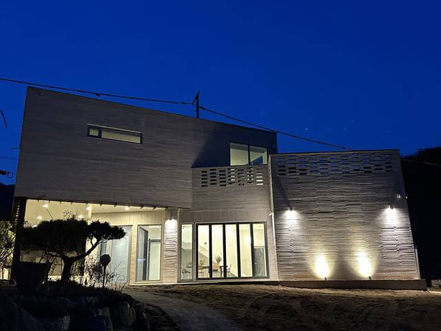 야간 조명이 은은하게 비치는 시안 갤러리 모습.