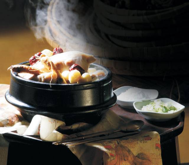 뭐니 뭐니 해도 복날 보양식의 대표는 삼계탕이다.    게티이미지뱅크