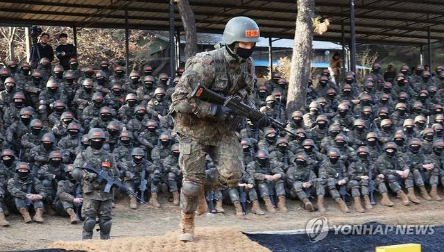 육군훈련소에서 각개전투 훈련하는 훈련병들. 연합뉴스