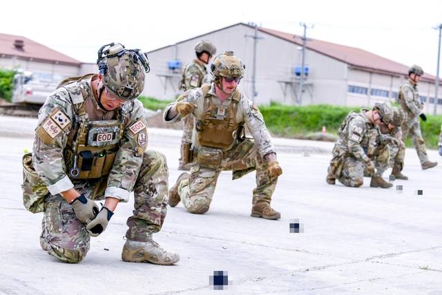 한미 공군 “폭발물 제거하라!” : 한·미 공군의 폭발물 처리반 요원들이 지난해 8월 26~30일 ‘을지 자유의 방패(UFS)’ 연습 일환으로 연합 폭발물 처리 훈련을 하고 있다. 뉴시스