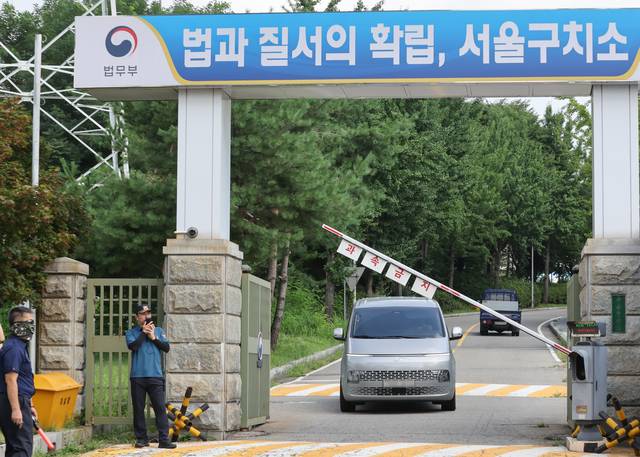 오늘도 헛걸음  : 김건희특검팀 관계자들을 태운 차량이 7일 오전 경기 의왕시 서울구치소에서 나오고 있다. 특검팀은 지난 1일에 이어 이날 이곳에 수감된 윤석열 전 대통령에 대한 체포영장 집행을 시도했으나, 결국 무위에 그쳤다.  연합뉴스