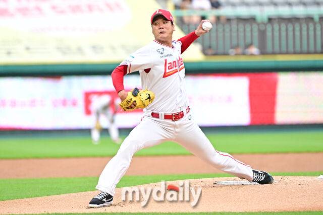 8일 인천 SSG랜더스필드에서 열린 '2025 신한 SOL BANK KBO리그' KT 위즈와 SSG랜더스 경기.SSG 선발 김광현이 힘차게 투구하고 있다.