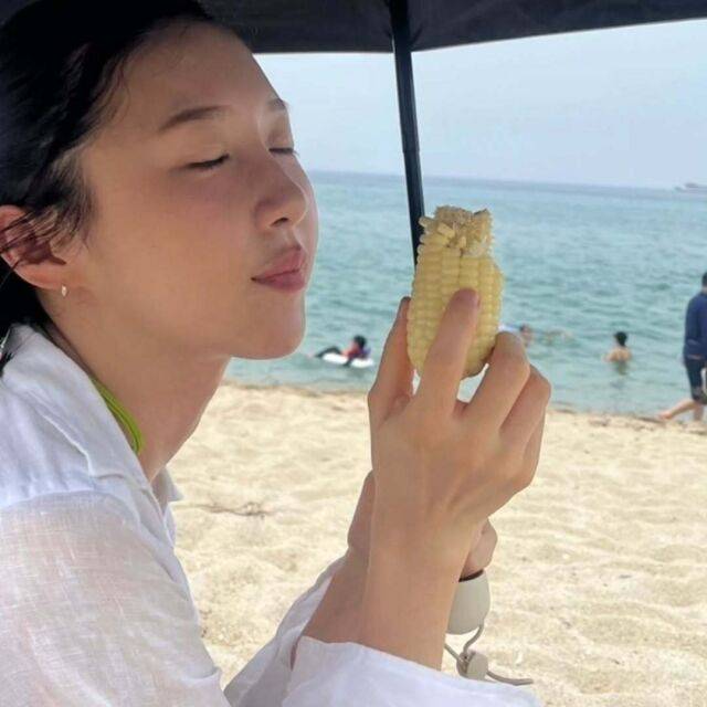 옥수수를 음미하면서 먹고 있는 배우 주현영. /주현영 소셜미디어