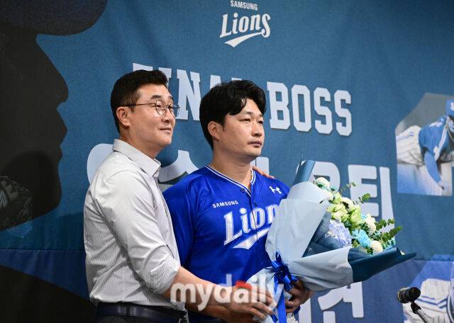 2025년 8월 7일 오후 인천 오라카이 송도파크 호텔에서 삼성 라이온즈 오승환 은퇴 기자회견이 열렸다. 오승환은 한미일 통산 549세이브를 기록한 한국 최고의 마무리 투수다. KBO리그에서 427세이브, 일본에서 80세이브, 메이저리그에서 42세이브를 기록했다. 오승환과 이종열 단장이 인사하고 있다./인천=유진형 기자