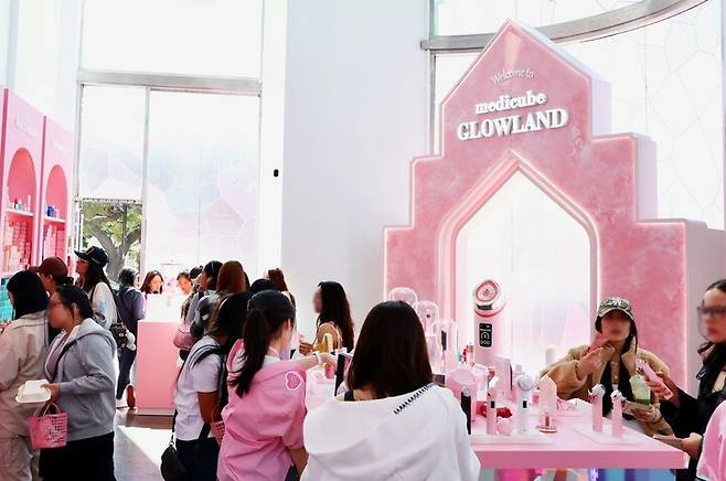 3월 미국 로스엔젤레스(LA)에서 진행된 에이피알의 메디큐브 팝업 스토어를 찾은 현지 고객들이 제품을 살펴보고 있다. [에이피알 제공]