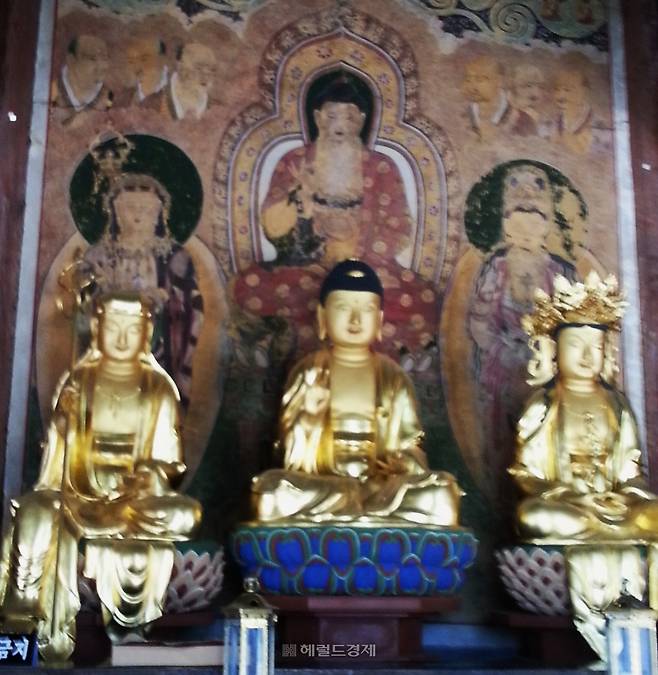 무위사 극락보전 내 삼존불과 탱화 [독자 백승호 씨 제공]