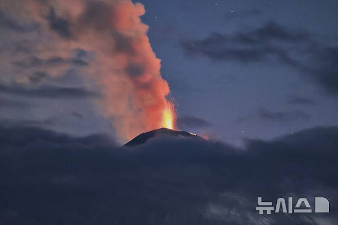 [캄차카반도=AP/뉴시스] 러시아 화산지진학 연구소가 제공한 사진에 4일(현지 시간) 러시아 캄차카반도 북부, 세계에서 가장 높은 활화산 중 하나인 클류쳅스카야 화산이 분화해 화산재를 내뿜고 있다. 이 화산이 분화하면서 화산재가 6㎞ 높이까지 솟아오른 것으로 알려졌다.
