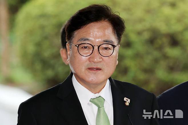 [서울=뉴시스] 조성우 기자 = 우원식 국회의장이 7일 오전 서울 서초구 서울고검에 마련된 내란특검 사무실에 참고인 조사를 받기 위해 출석하며 발언하고 있다. 2025.08.07. xconfind@newsis.com