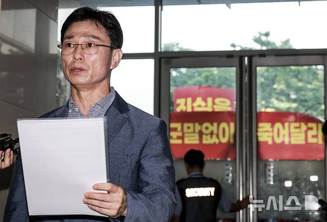 [서울=뉴시스] 정병혁 기자 = 임성근 전 해병 1사단장이 7일 서울 서초구 이명현 순직해병 특별검사 사무실로 조사를 받기 위해 줄석하며 입장을 밝히고 있다. 2025.08.07. jhope@newsis.com