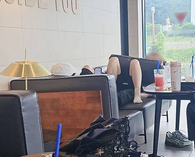 [서울=뉴시스] 카페 소파에 드러누워 휴대전화를 보는 남녀. (출처=보배드림) *재판매 및 DB 금지