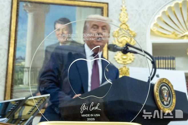 [워싱턴=AP/뉴시스] 도널드 트럼프 미국 대통령이 6일(현지 시간) 백악관 집무실에서 발언하고 있다. 미국이 69개 경제 주체에 부과한 상호 관세는 7일 발효된다. 2025.08.07.