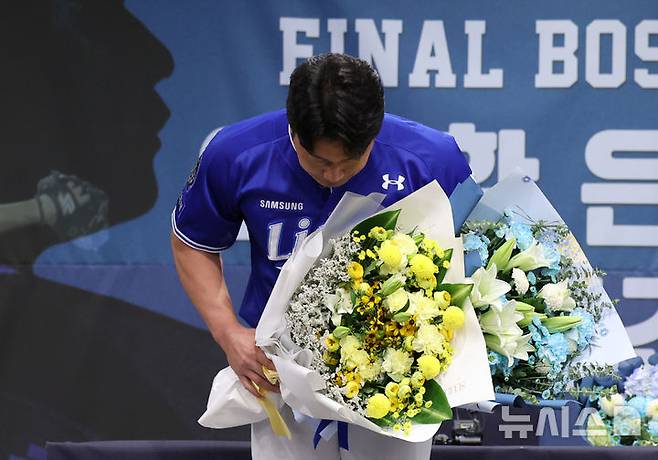 [인천=뉴시스] 배훈식 기자 = 삼성 라이온즈 '끝판대장' 투수 오승환이 7일 오후 인천 연수구 오라카이 송도파크 호텔에서 은퇴 기자회견을 마친 뒤 고개숙여 인사하고 있다. 2025.08.07. dahora83@newsis.com