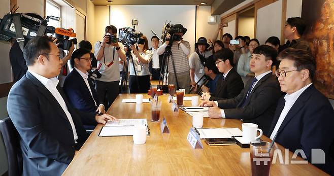 [서울=뉴시스] 추상철 기자 = 김국일 보건복지부 보건의료정책관과 한성존 대한전공의협의회 비대위원장이 7일 오전 서울 종로구 달개비에서 열린 전공의 수련협의체 3차 회의 시작에 앞서 대화하고 있다. 2025.08.07. scchoo@newsis.com