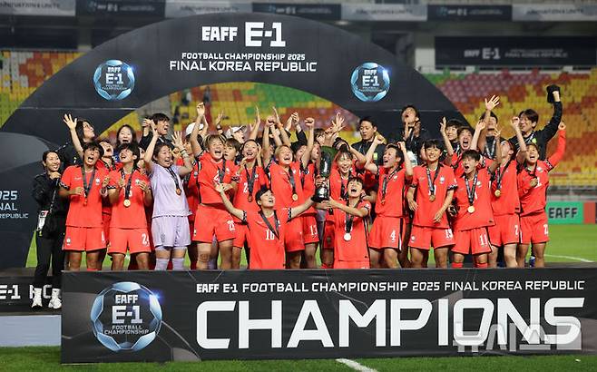 [수원=뉴시스] 김선웅 기자 = 16일 경기 수원시 수원월드컵경기장에서 열린 2025 동아시아축구연맹(EAFF) E-1 챔피언십(동아시안컵) 여자부 시상식에서 우승국 대한민국 여자 축구대표팀 선수들이 트로피를 들고 기뻐하고 있다. 2025.07.16. mangusta@newsis.com