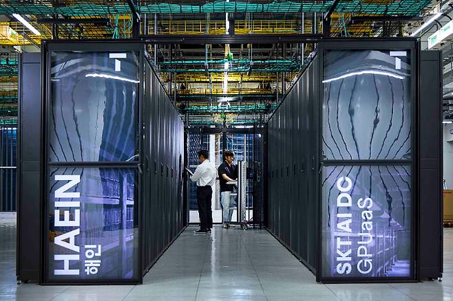 지난 1일 최신 B200 GPU 기반의 소버린(Sovereign) GPUaaS를 출시했다고 밝힌 SK텔레콤. 사진은 SKT 구성원들이 가산 AI 데이터센터에서 B200 GPUaaS(GPU-as-a-Service) 준비 상황을 점검하고 있는 모습. SK텔레콤 제공