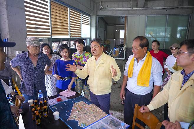 강기정 광주광역시장은 7일 오후 최근 반복된 집중호우로 침수피해가 발생한 북구 운암동 운암시장 일원을 찾아 피해현장을 점검하고 상인들의 어려움을 청취했다. 광주시 제공