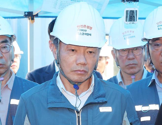 송치영 포스코이앤씨 신임 대표 내정자가 작업자가 중상을 입고 의식불명에 빠진 사고가 발생한 경기도 광명시 포스코이앤씨 고속도로 건설공사 현장에서 더불어민주당 을지로위원회 위원들의 발언을 듣고 있다. 연합뉴스