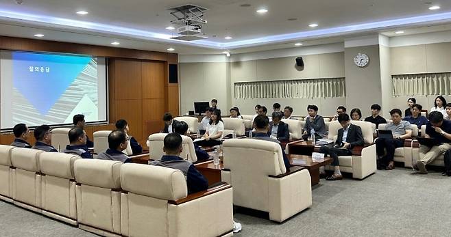 산업위기선제대응지역 지정 실사단이 지난 5일 현대제철을 방문했다. 포항시 제공