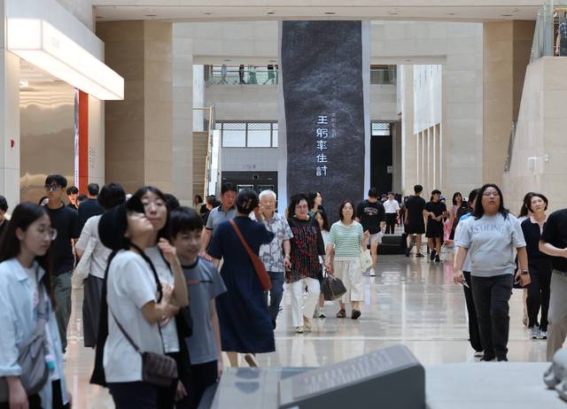 지난달 24일 서울 용산구 국립중앙박물관에서 관람객들이 전시품을 관람하고 있다. 연합뉴스