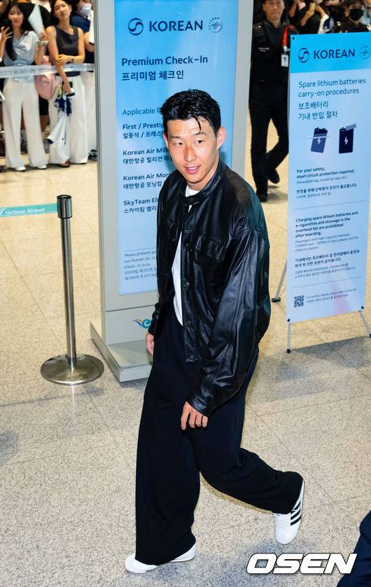 [OSEN=인천공항, 민경훈 기자] 토트넘과 결별을 택한 손흥민이 LAFC 이적을 위해 5일 오후 미국 로스앤젤레스로 출국했다.손흥민은 현지 도착과 동시에 메디컬 테스트와 계약서 서명 그리고 공식 발표까지 이어질 것으로 보인다.손흥민이 출국장으로 향하며 인사를 하고 있다. 2025.08.05 / rumi@osen.co.kr