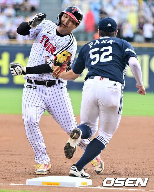 [OSEN=잠실, 조은정 기자]6일 오후 서울 잠실구장에서 ‘2025 신한 SOL Bank KBO리그’ LG 트윈스와 두산 베어스의 경기가 열렸다.LG는 최채흥, 두산은 콜어빈을 선발로 내세웠다.2회말 무사 1,2루 LG 구본혁 타석 때 2루주자 문보경이 두산 3루수 박준순에게 태그아웃되며 이중도루에 실패하고 있다. 2025.08.06 /cej@osen.co.kr