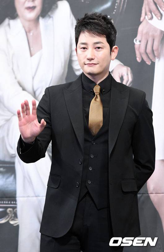 [OSEN=이대선 기자] 24일 오후 서울 강남구 임피리얼팰리스서울에서 TV CHOSUN 특별기획 '바벨' 제작발표회가 열렸다.배우 박시후가 포토타임을 갖고 있다./sunday@osen.co.kr