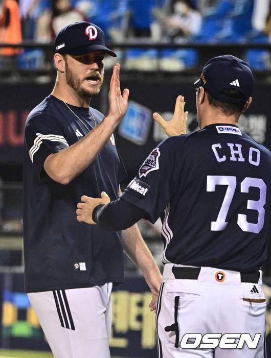 [OSEN=잠실, 조은정 기자]프로야구 두산 베어스가 LG 트윈스의 8연승을 저지했다. LG는 하루만에 다시 1위 자리를 내줄 처지다.&nbsp;두산은&nbsp;6일&nbsp;서울 잠실구장에서 열린 2025 KBO리그&nbsp;LG와 경기에서 10-8로 승리했다.&nbsp;양의지의 만루 홈런, 케이브의 투런 홈런, 김민석의 시즌 마수걸이 홈런이 터지면서 대포 싸움으로 승리했다.&nbsp;두산 선발 콜어빈은 6이닝 동안 6피안타 2볼넷 2탈삼진 3실점(비자책)을 기록했다.두산 콜어빈이 조성환 감독과 승리를 기뻐하고 있다. 2025.08.06 /cej@osen.co.kr