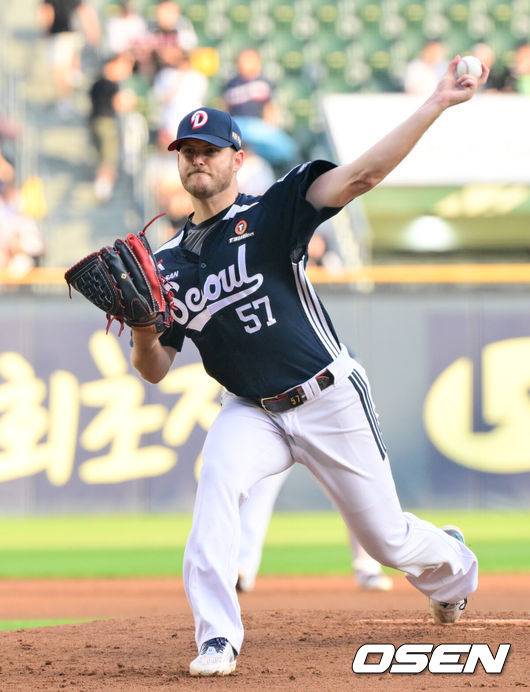 [OSEN=잠실, 조은정 기자]6일 오후 서울 잠실구장에서 ‘2025 신한 SOL Bank KBO리그’ LG 트윈스와 두산 베어스의 경기가 열렸다.LG는 최채흥, 두산은 콜어빈을 선발로 내세웠다.1회말 두산 선발 콜어빈이 역투하고 있다. 2025.08.06 /cej@osen.co.kr