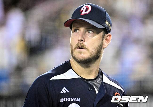 [OSEN=잠실, 조은정 기자]6일 오후 서울 잠실구장에서 ‘2025 신한 SOL Bank KBO리그’ LG 트윈스와 두산 베어스의 경기가 열렸다.LG는 최채흥, 두산은 콜어빈을 선발로 내세웠다.4회말 이닝을 마친 두산 콜어빈이 마운드에서 내려오고 있다. 2025.08.06 /cej@osen.co.kr