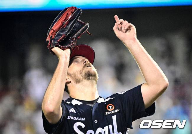 [OSEN=잠실, 조은정 기자]6일 오후 서울 잠실구장에서 ‘2025 신한 SOL Bank KBO리그’ LG 트윈스와 두산 베어스의 경기가 열렸다.LG는 최채흥, 두산은 콜어빈을 선발로 내세웠다.6회말 이닝을 마친 두산 콜어빈이 더그아웃으로 향하고 있다. 2025.08.06 /cej@osen.co.kr