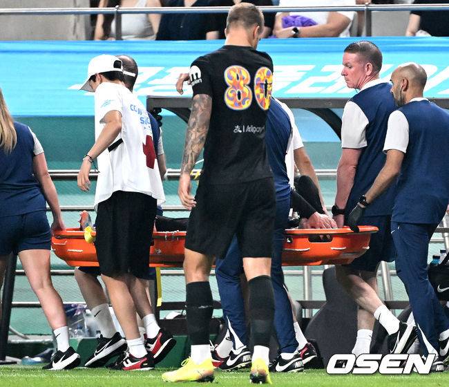 [OSEN=서울월드컵경기장, 이대선 기자] 3일 오후 서울월드컵경기장에서 쿠팡플레이 시리즈 2025&nbsp;2경기, 토트넘 홋스퍼 FC와 뉴캐슬 유나이티드 FC의 프리시즌 친선경기가 열렸다.토트넘 손흥민의 고별전이자 양민혁과 뉴캐슬 박승수의 맞대결로 주목받는 이번 경기는 단순한 프리시즌 친선경기가 아닌, 전설의 마지막, 신예의 등장 교차점이라는 특별한 의미가 더해진다.후반 토트넘 홋스퍼 제임스 매디슨이 부상으로 실려 나가고 있다. 2025.08.03 /sunday@osen.co.kr